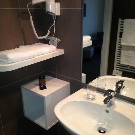 - Restaurant La Claire Foret 3*