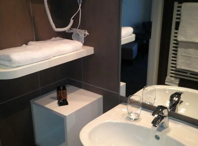 - Restaurant La Claire Foret 3*