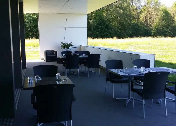 - Restaurant La Claire Foret 3*